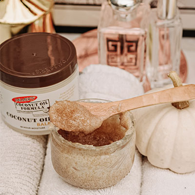 Palmer's椰子油香膏，乾性皮膚最好的皮膚香膏之一，與糖混合後可用於唇部磨砂膏